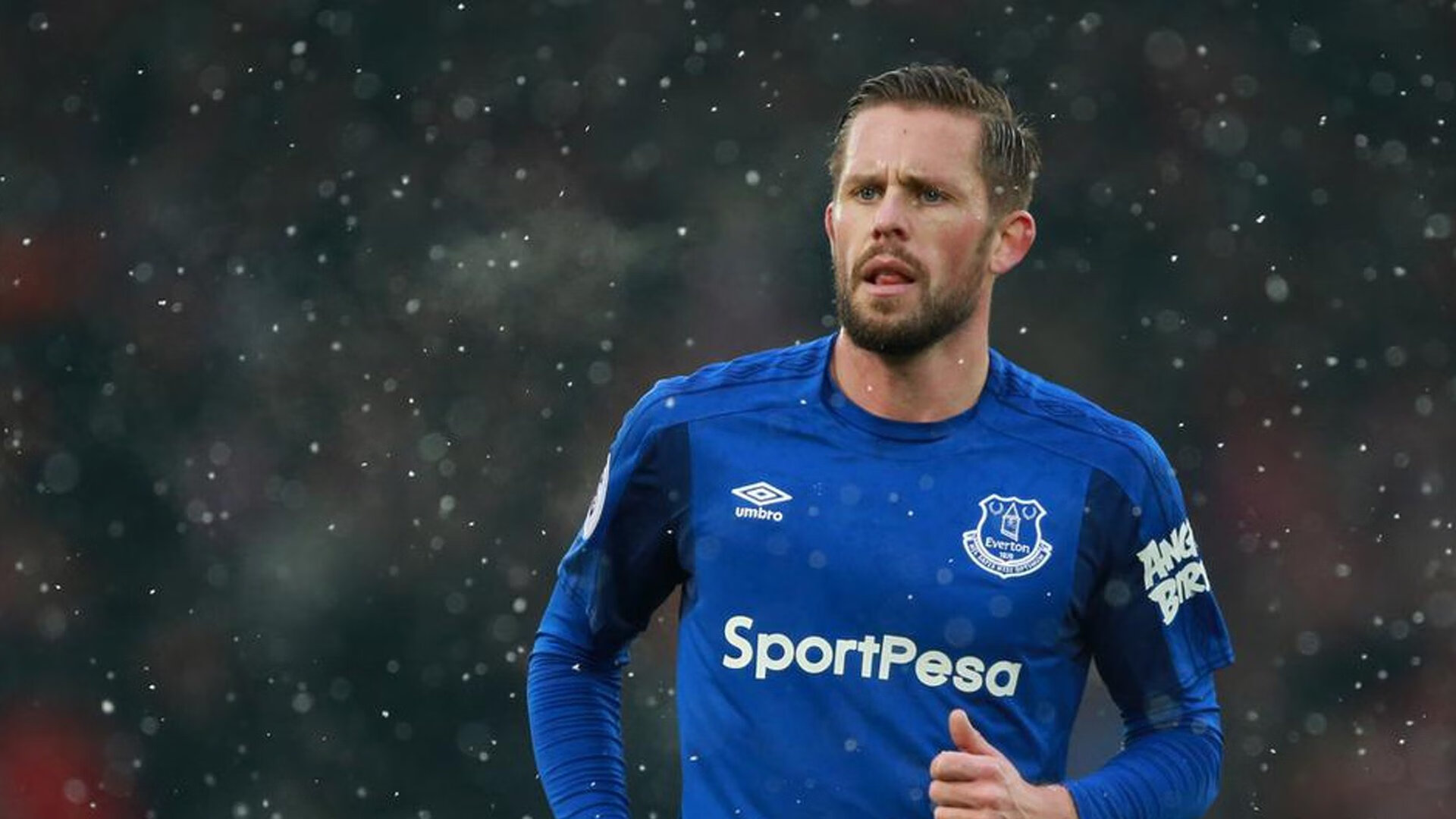 伊朗球员被雪卡住球鞋，教练拿热水壶解围，伊朗球迷